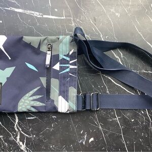 Dakine Navy and Teal Travel Bag